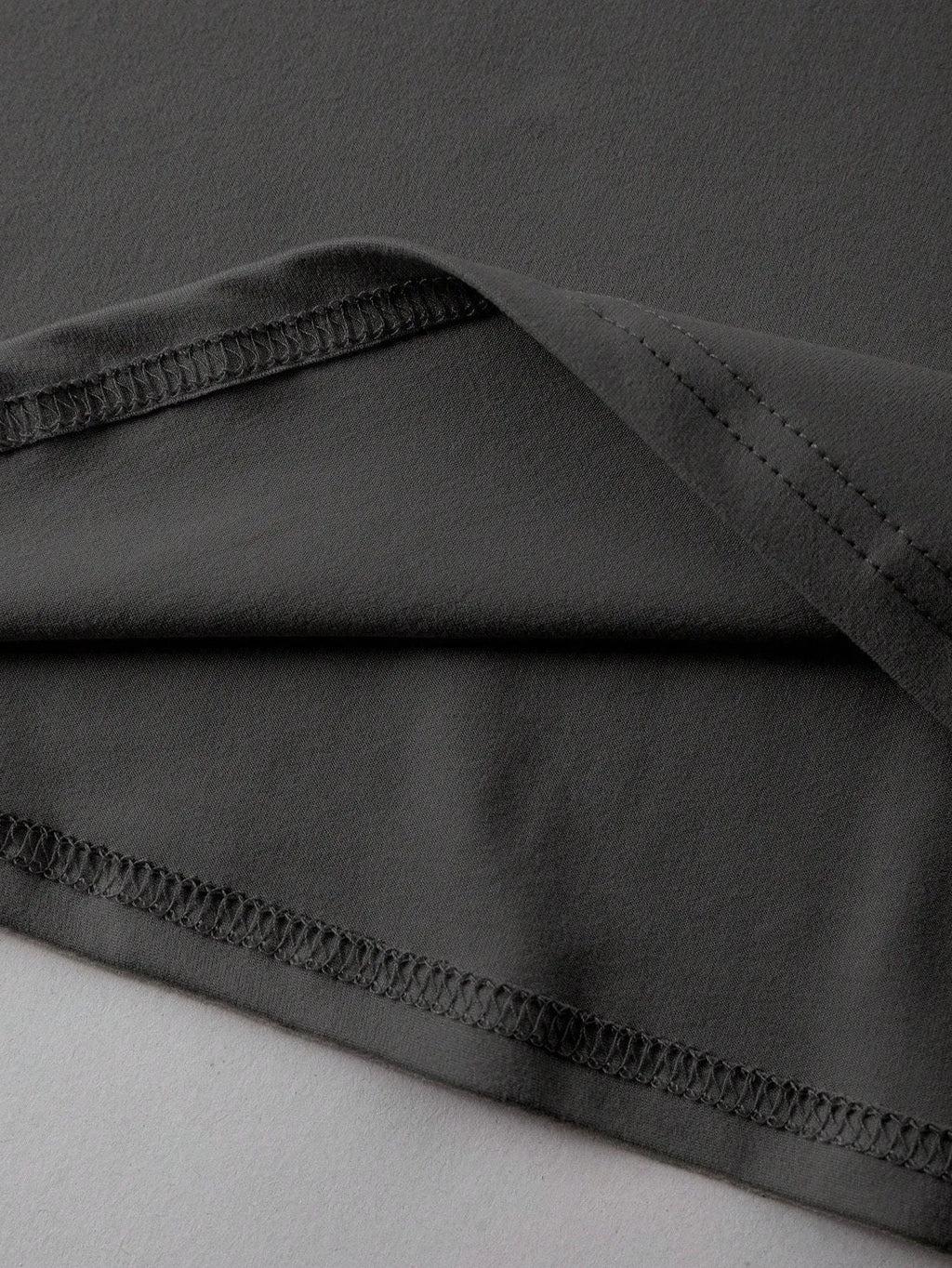 Loose fit cotton summer T-shirt in black with short sleeves and round neck collar.
