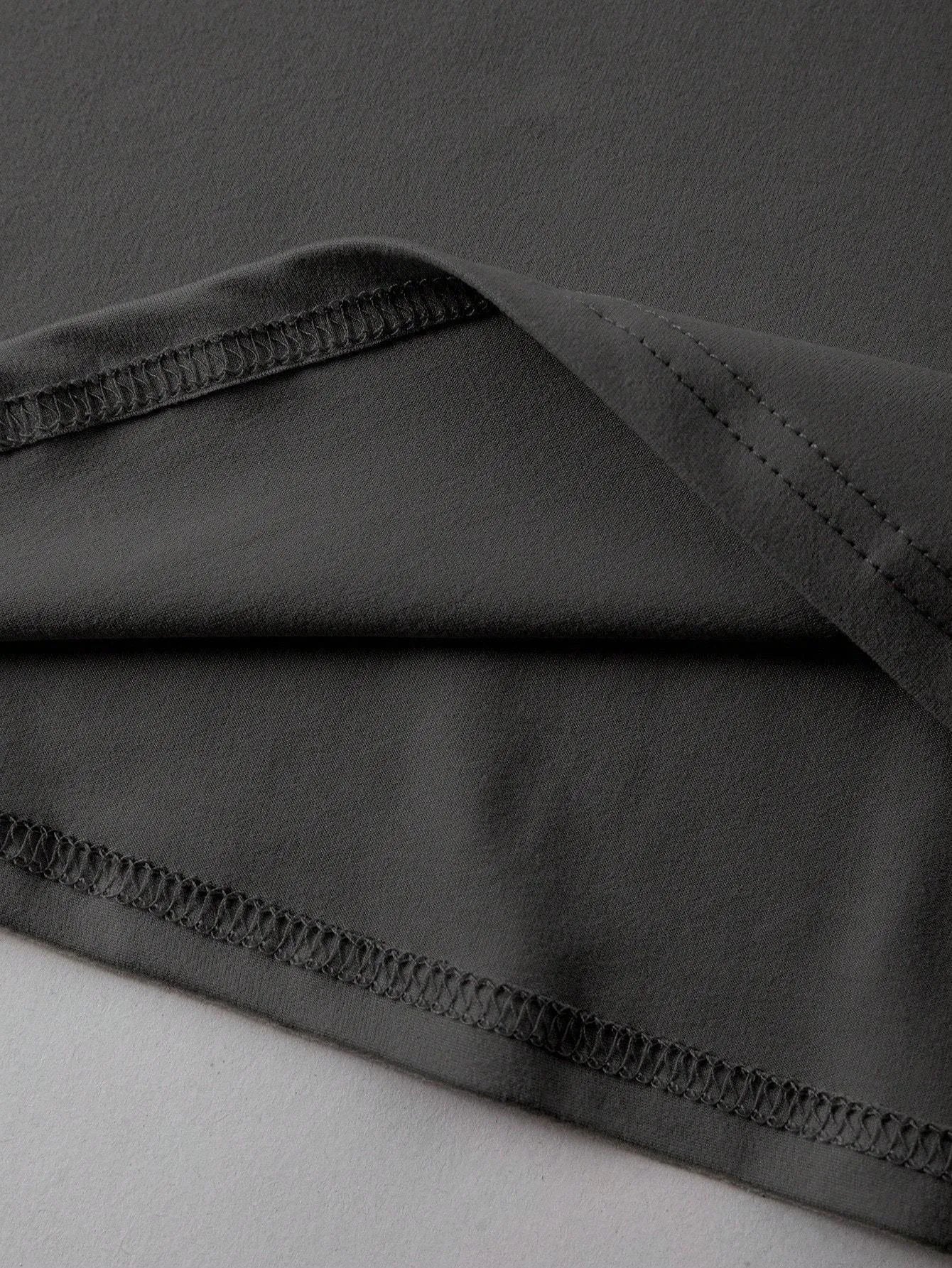 Loose fit cotton summer T-shirt in black with short sleeves and round neck collar.