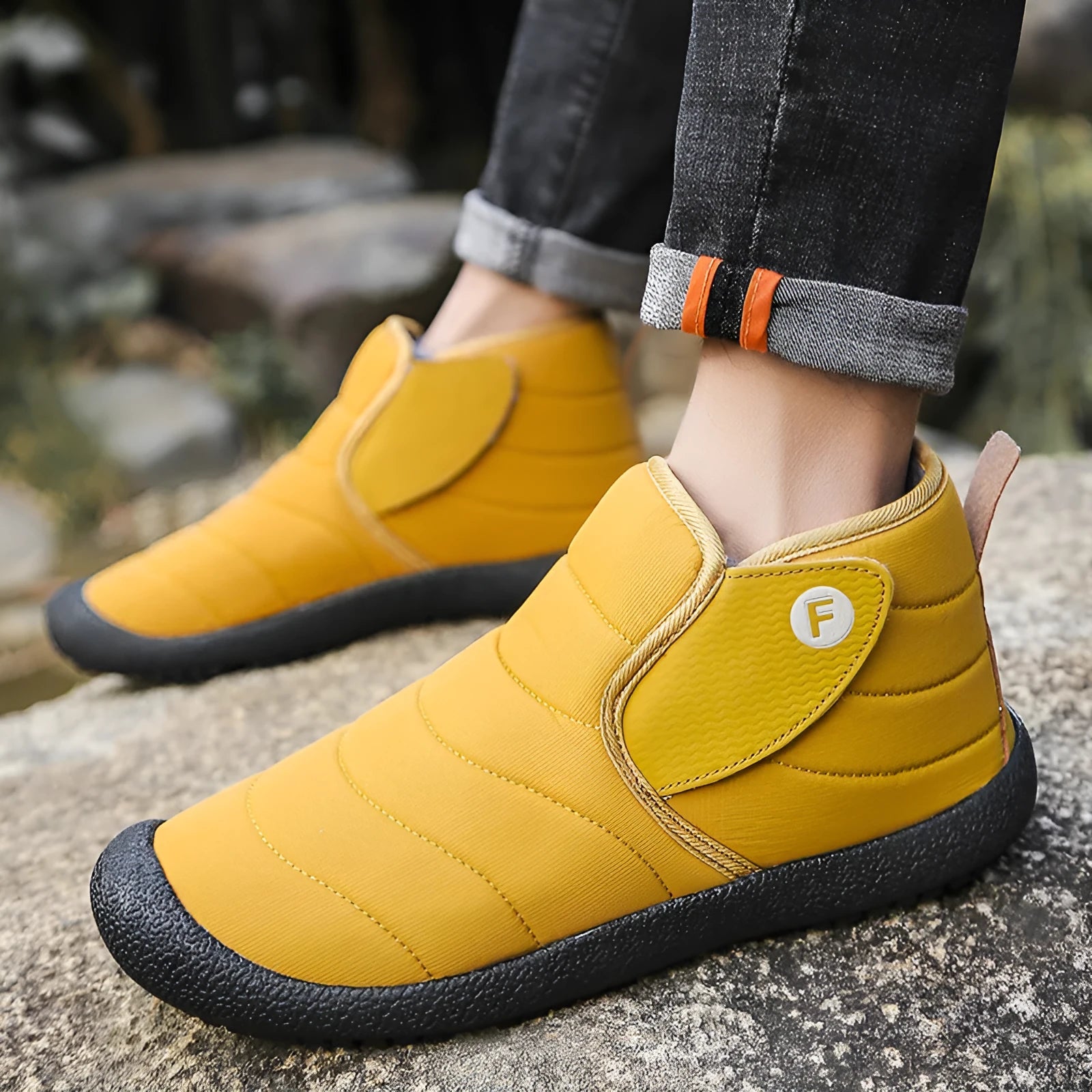Men's waterproof snow boots with rubber soles and plush lining in black, blue, green, yellow colours