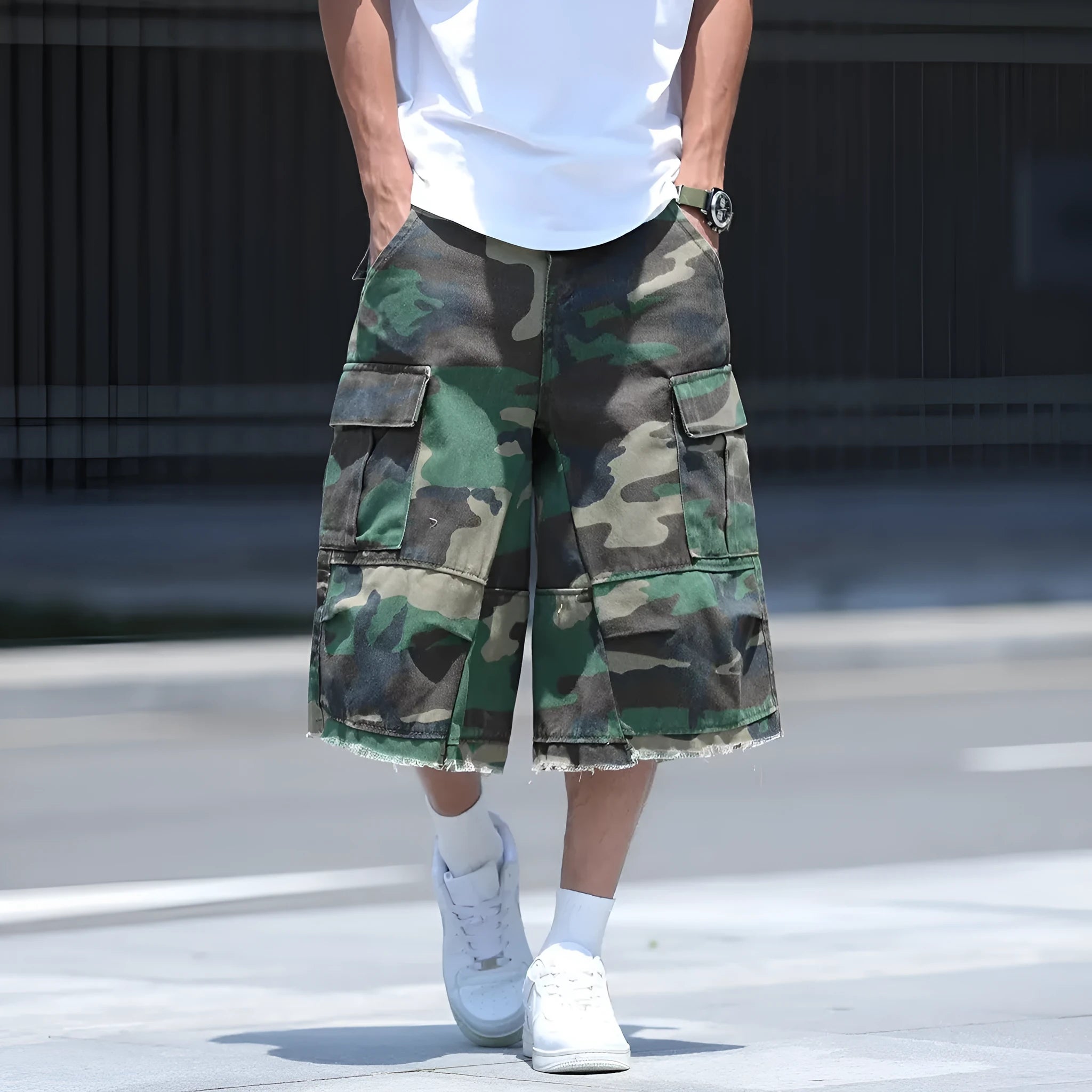American style retro workwear camouflage shorts in cotton fabric with loose fit and cropped length