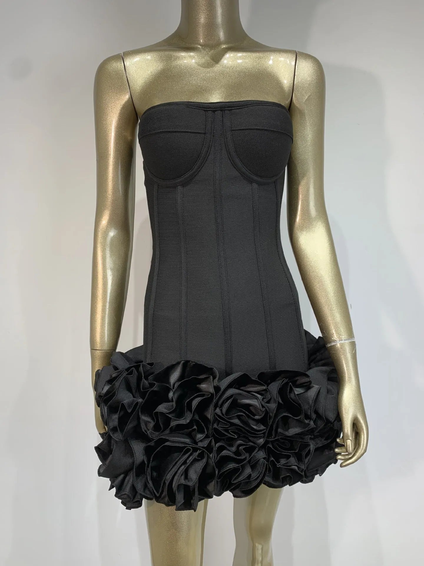 Women's urban style solid colour dress with mid waist design in polyester fabric