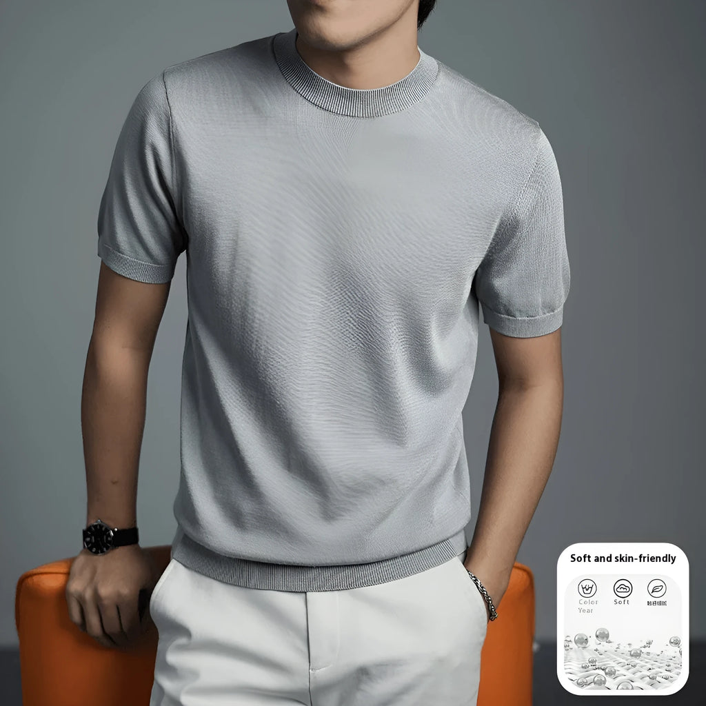Men's solid colour knitted T-shirt with round neck and short sleeves on a grey background.