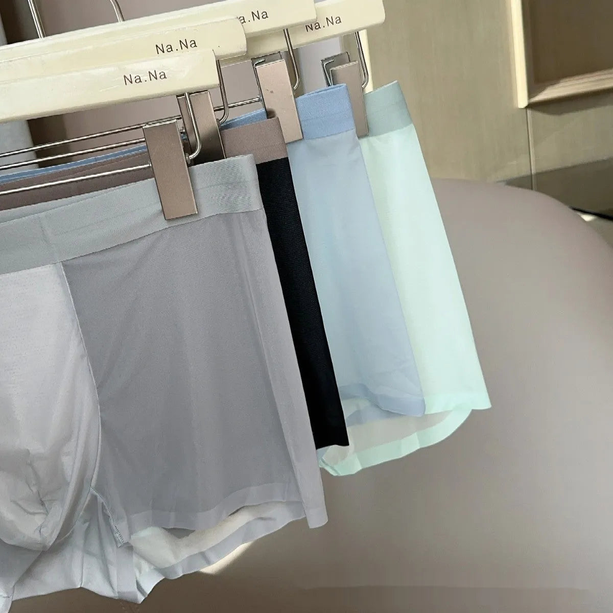 Ultra-thin seamless men's boxers in ice silk nylon with honeycomb crotch design