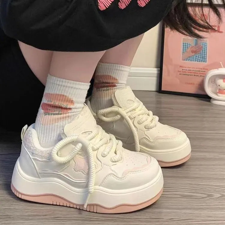 Women's green platform sneakers with patent leather details and rubber sole