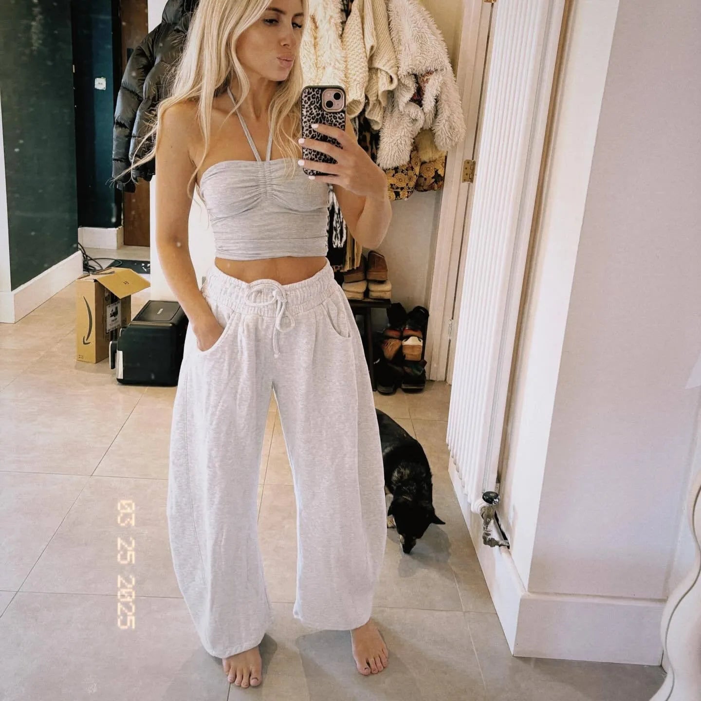 Loose fit cropped sweatpants with elastic drawstring waist in street fashion style
