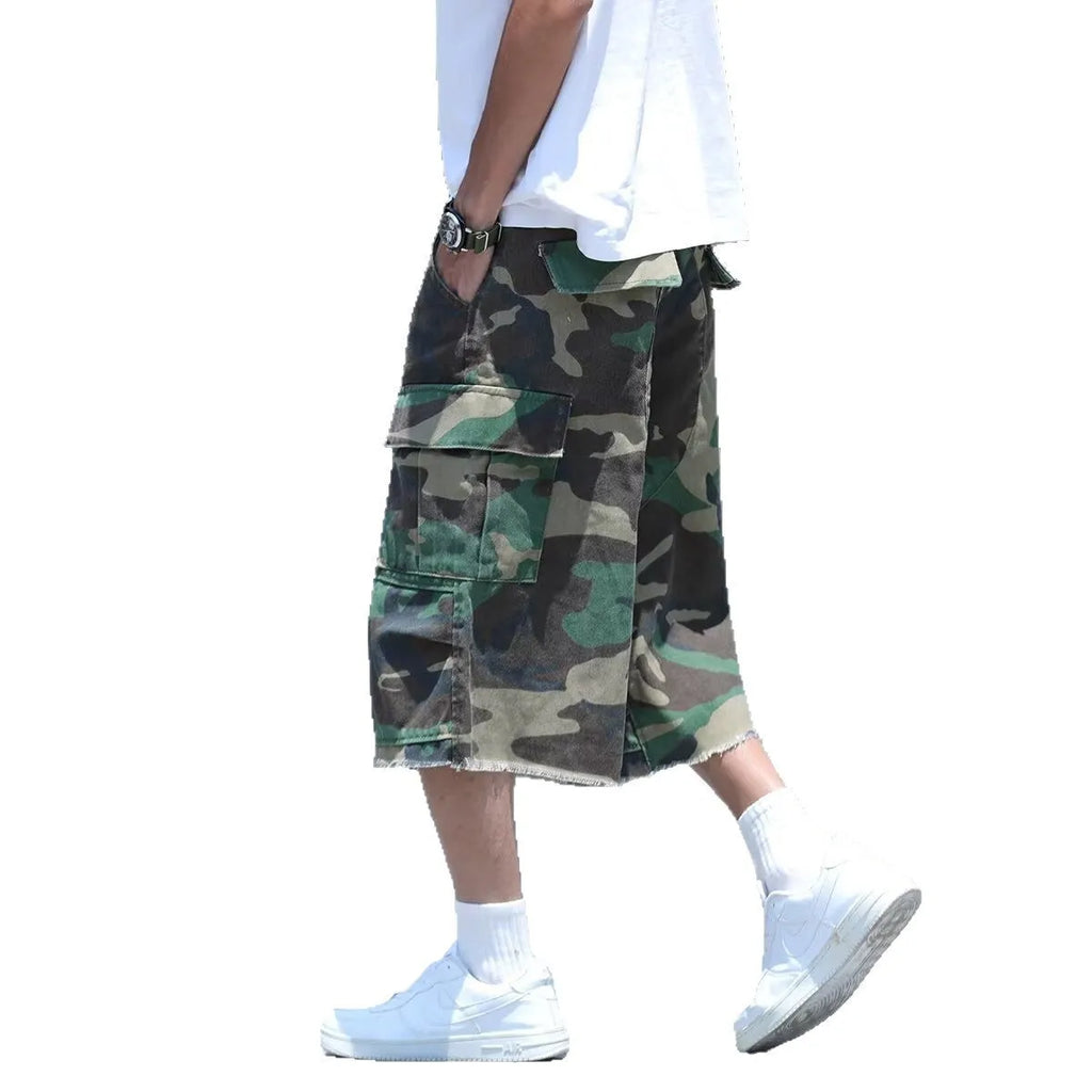 American style retro workwear camouflage shorts in cotton fabric with loose fit and cropped length