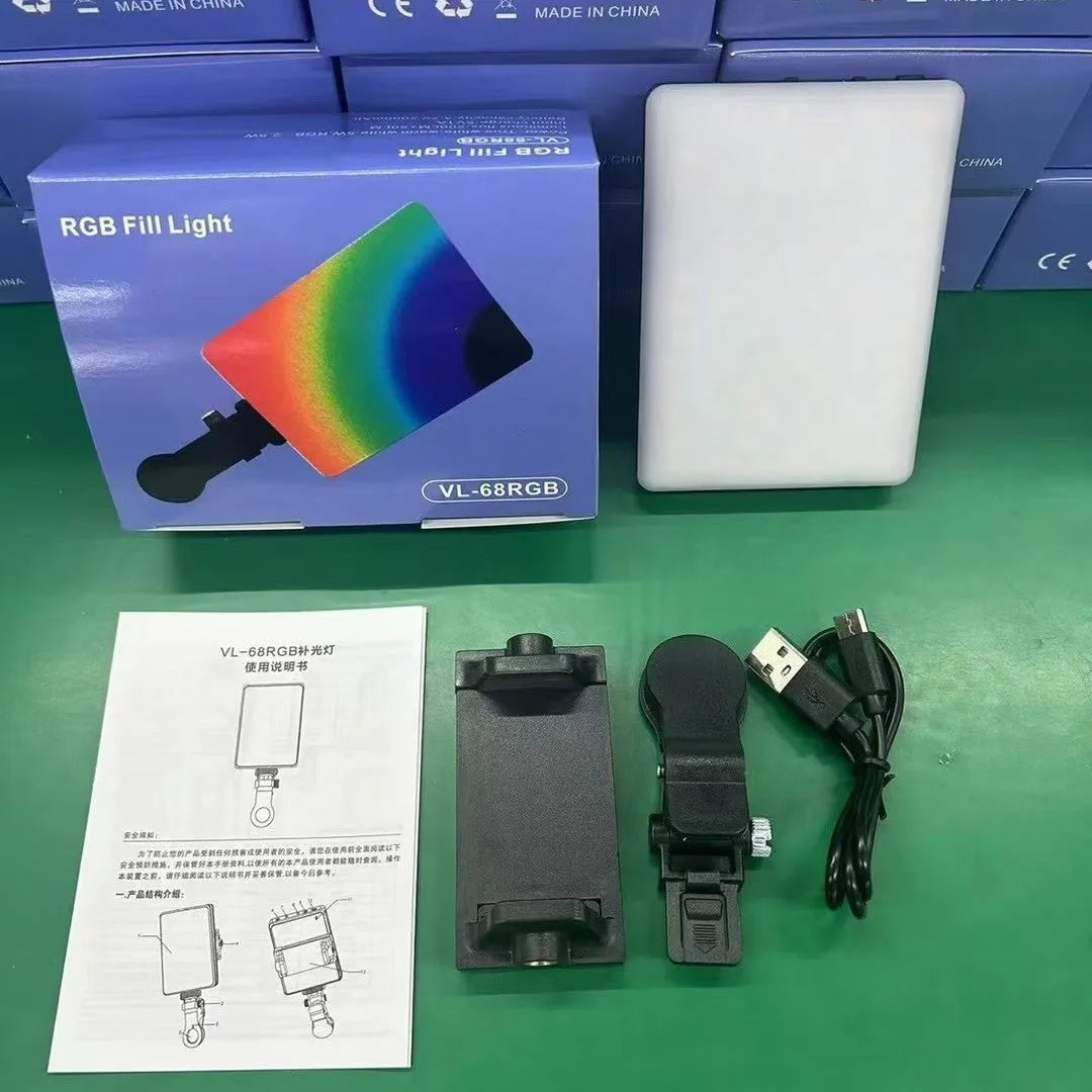 LED pocket fill light clipped onto mobile phone for photography and live broadcast lighting