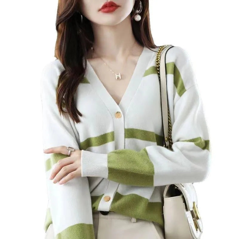 Women's striped knitted cardigan with 3D pattern, V-neck and button front in slim fit