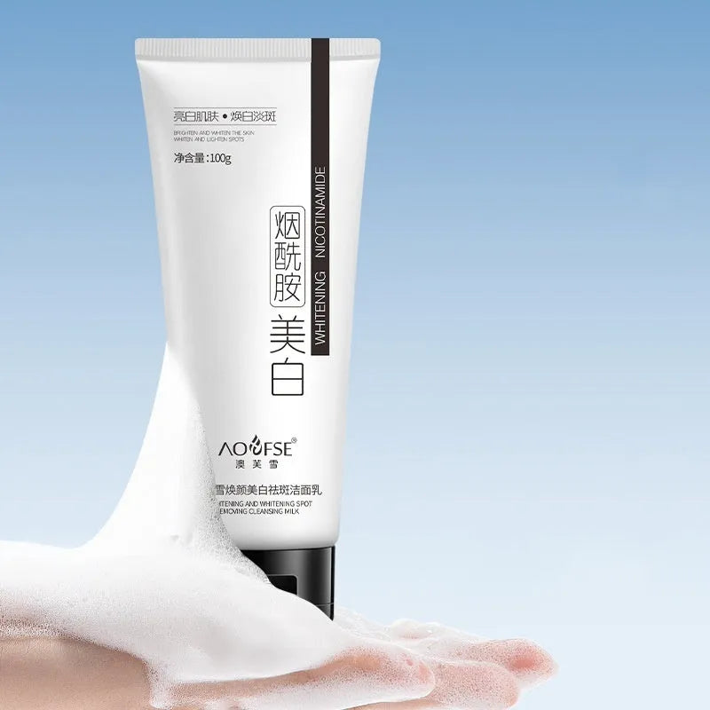 White packaged 100ml whitening and freckle removing facial cleanser for men and women