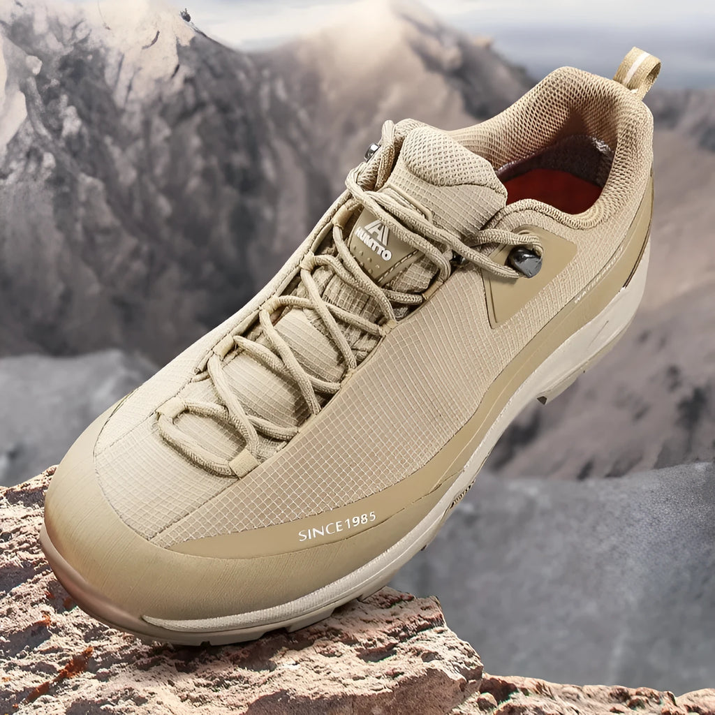 Men's low-top mountain climbing hiking boots with rubber outsole and lace-up front