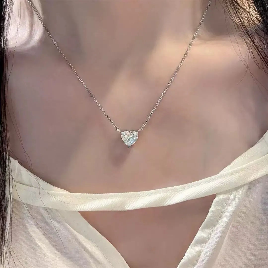 Women's simple refined grace necklace with heart-shaped pendant in silver colour