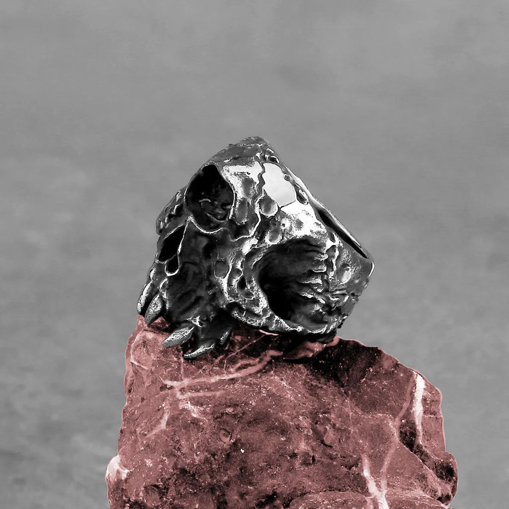 Alloy finger ring with one-eyed skull motif in retro punk style, showing electroplated metallic finish.