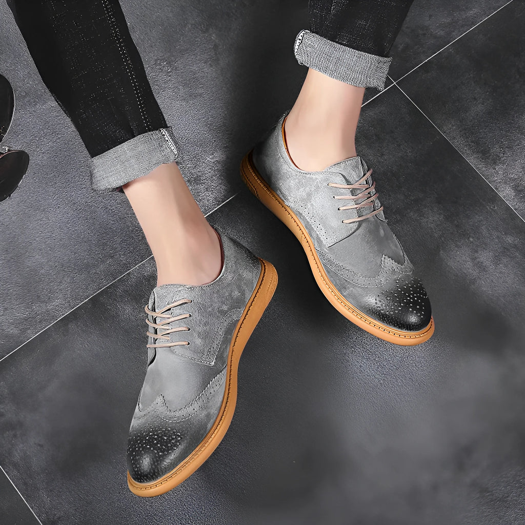 Men's low-top leather business shoes in black with lace-up front and rubber sole