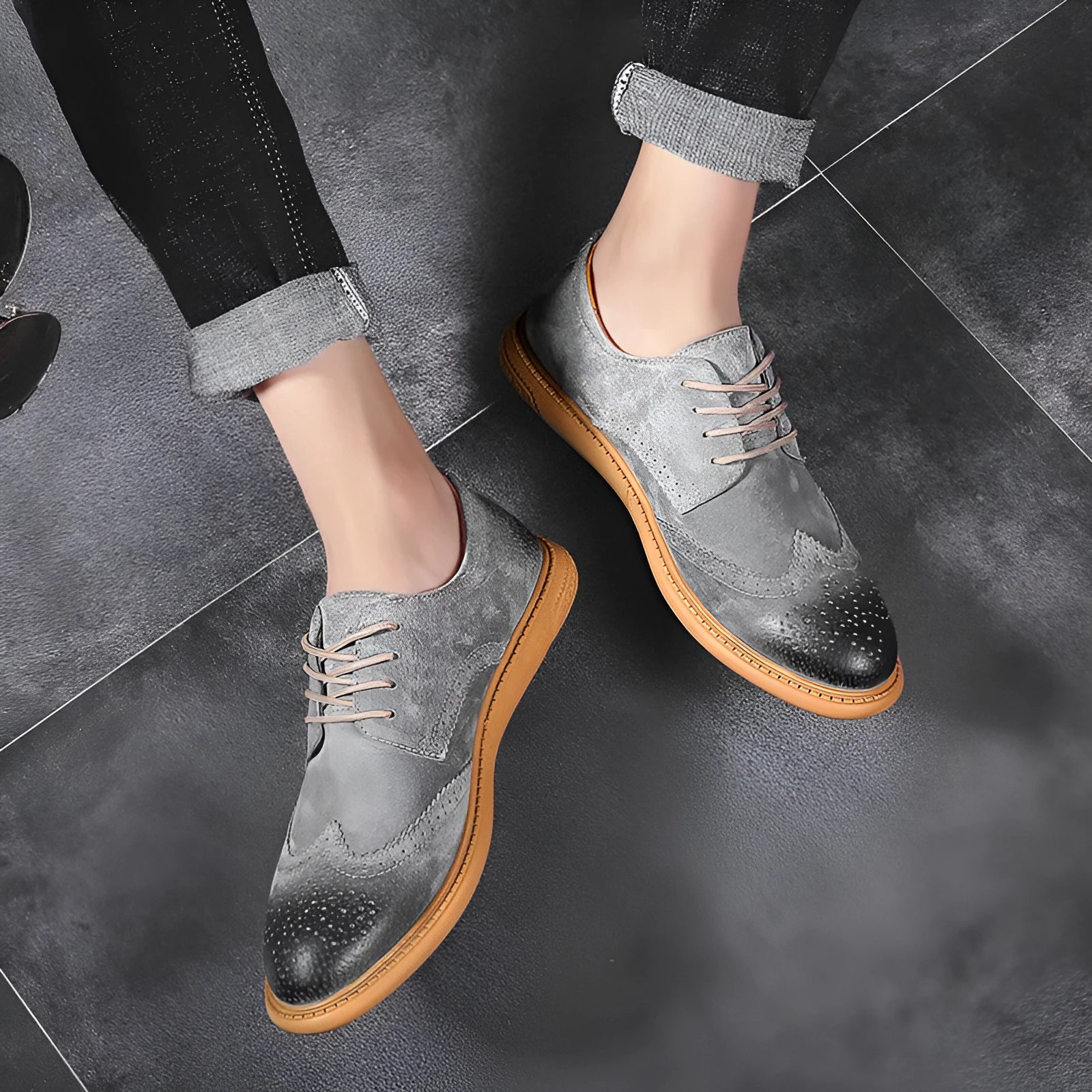 Men's low-top leather business shoes in black with lace-up front and rubber sole