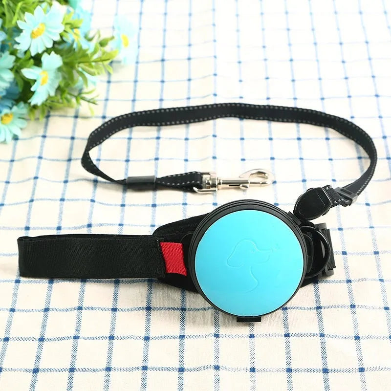 Automatic retractable dog leash extended to 3 metres with locking button on handle