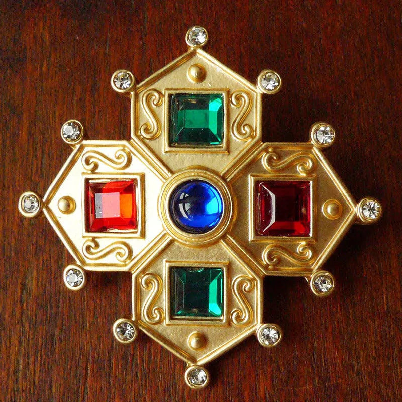 Retro court brooch in zinc alloy with baroque styling and diamond shape in eight size variations