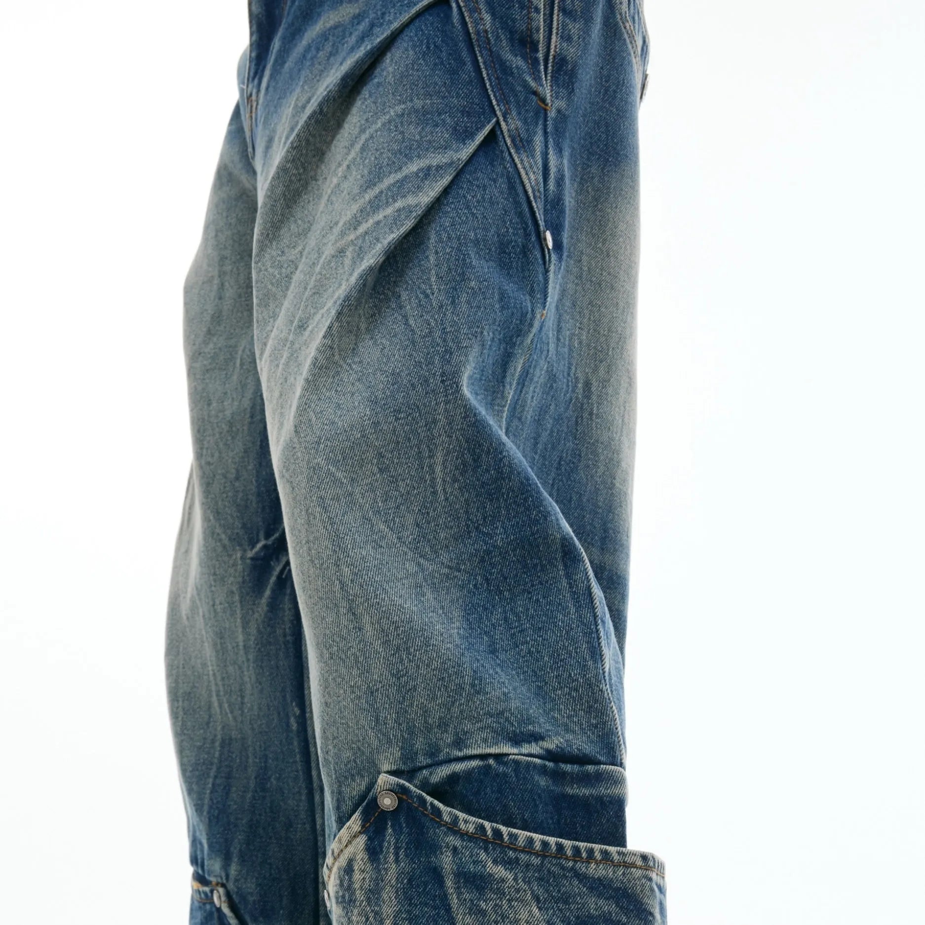 Men's verdant blue retro jeans with washed burst pattern, loose fit curved knife style