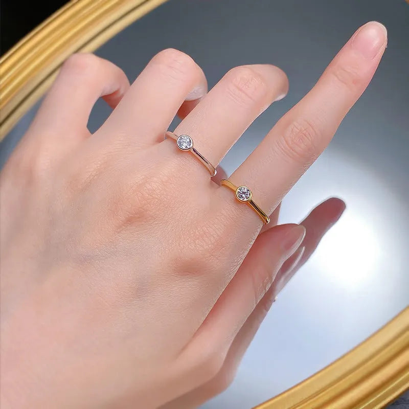Minimalist silver ring with crown shape and linear design in R962 gold or platinum finish.
