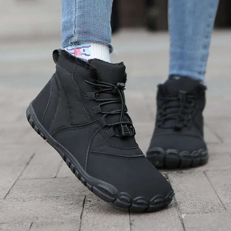 Waterproof insulated snow boots with fleece lining and rubber soles in black colour