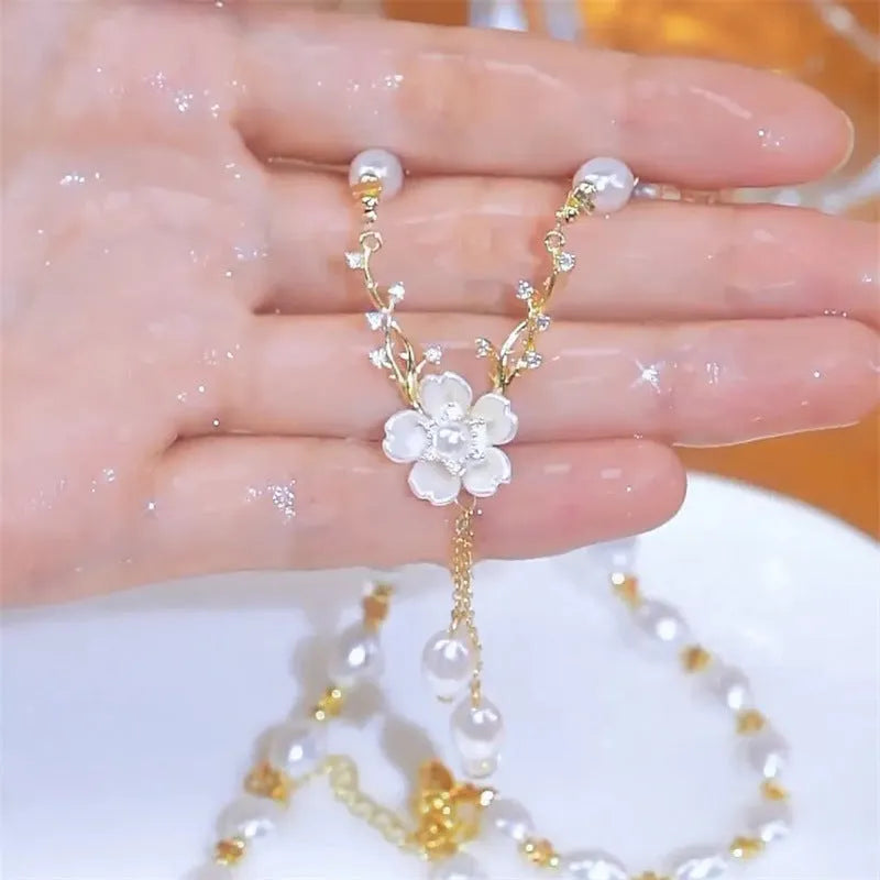 Women's alloy pearl flower necklace with rose pendant and floral design elements